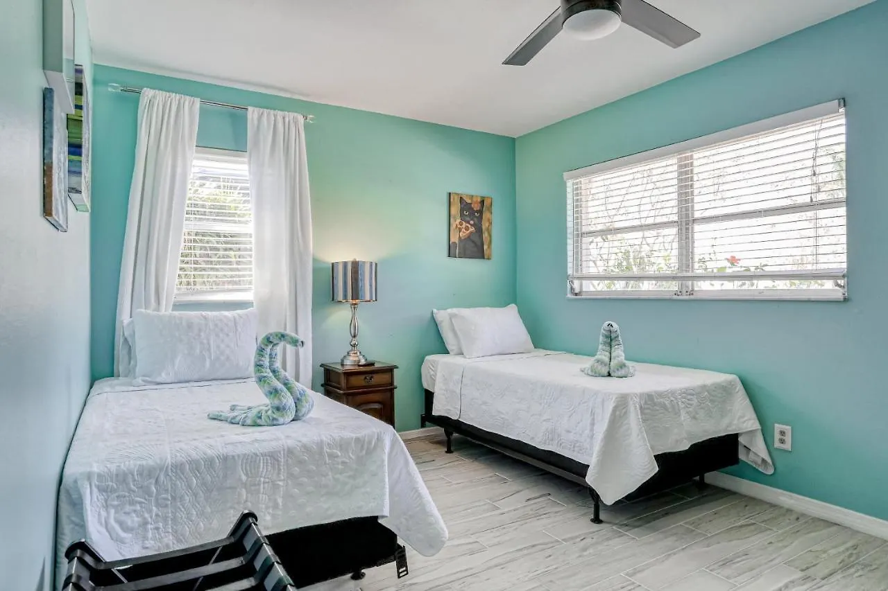 Cozy Canal Hideway Tampa 0*,
