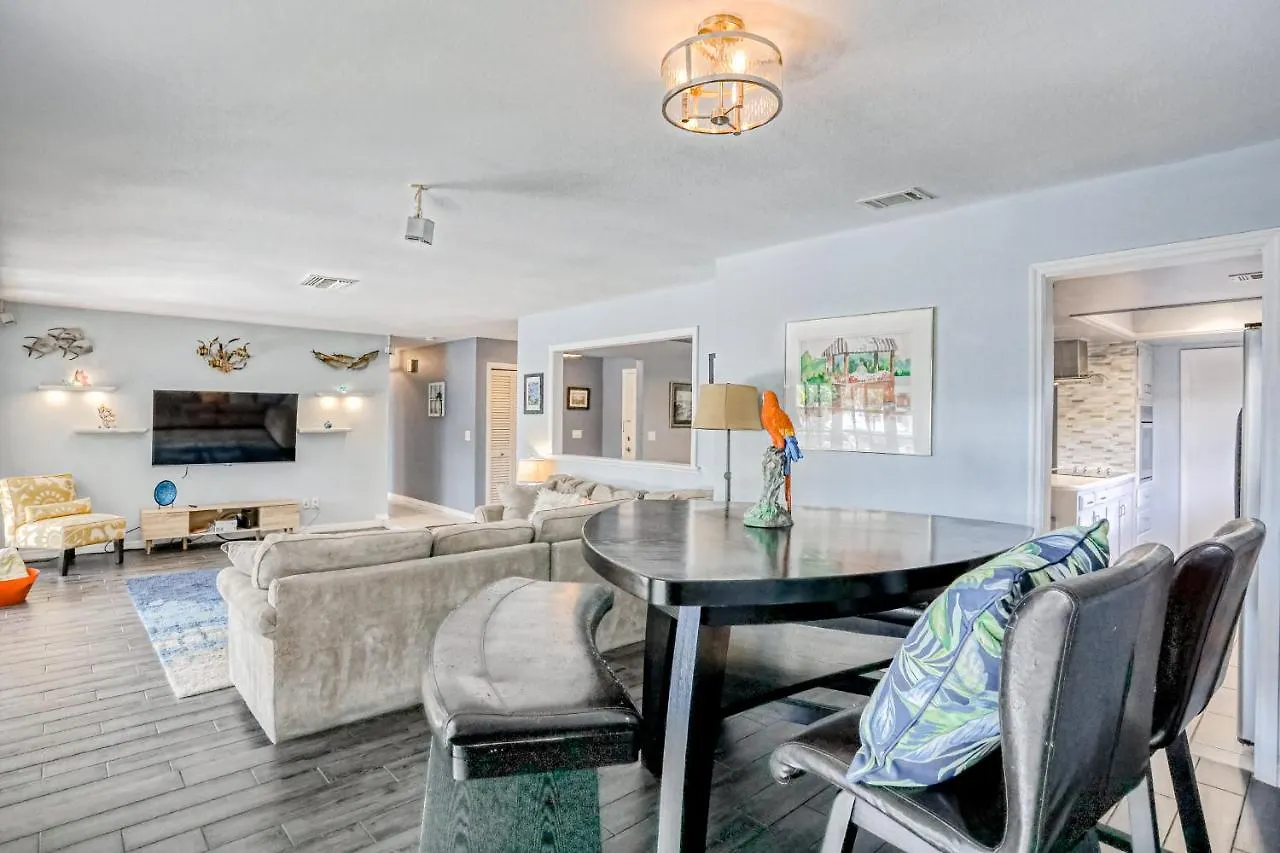 Cozy Canal Hideway Tampa