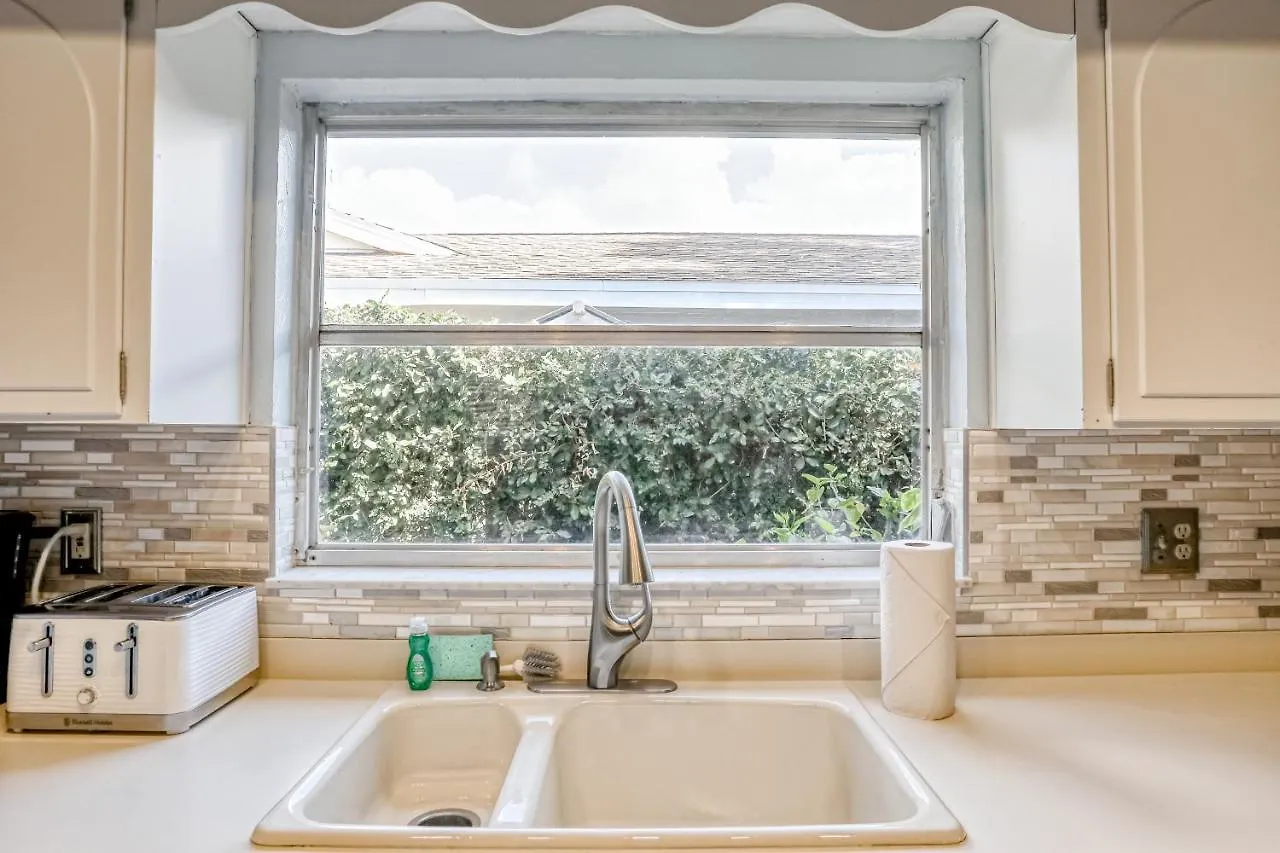 Cozy Canal Hideway Tampa Holiday home